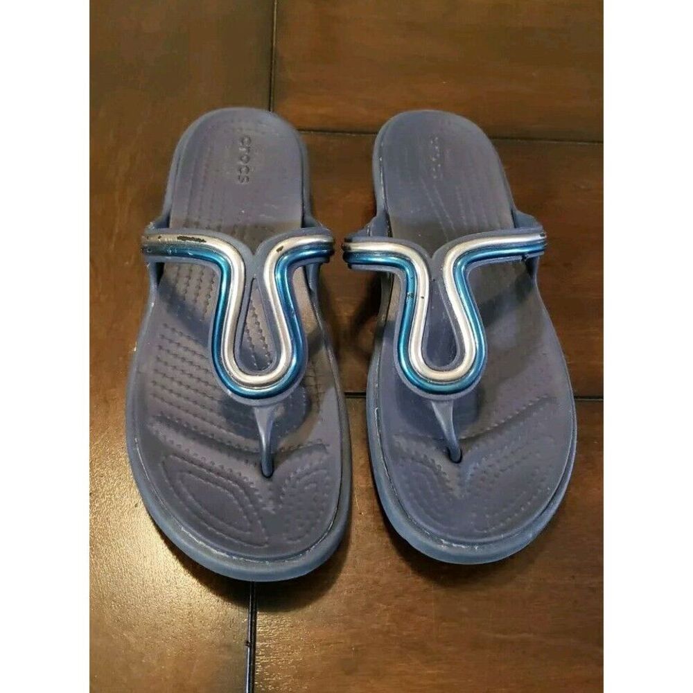 Crocs Sanrah Metal Block Navy Blue and silver thong sandals size 7